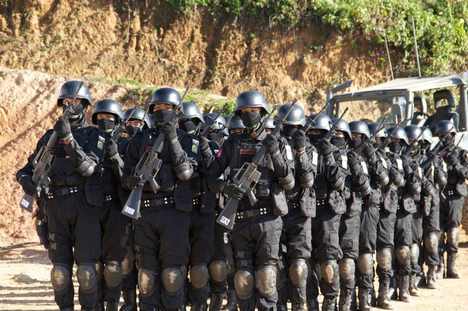 缅甸南掸邦军特种部队 烈日炎炎身穿黑衣手持m16