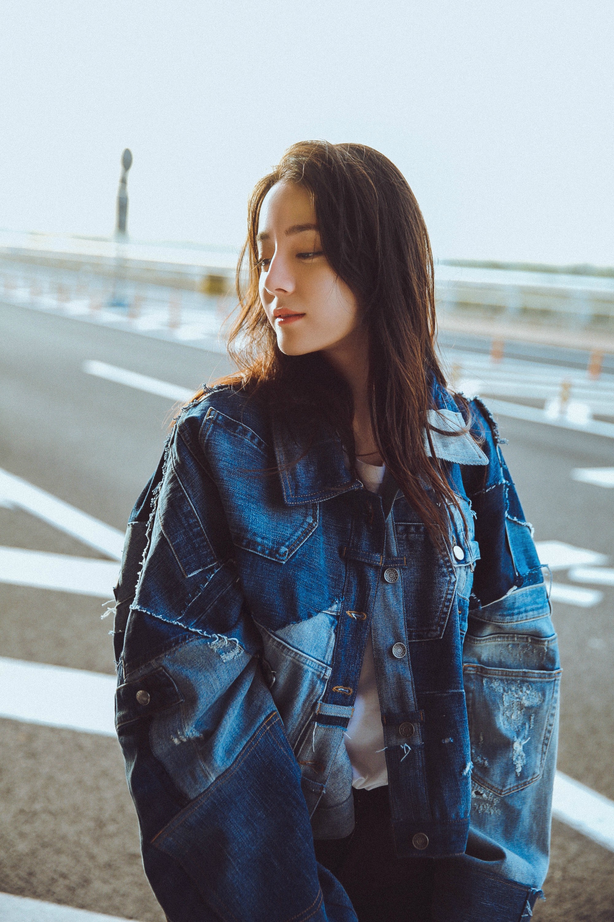 原创迪丽热巴写真开衩裙秀蝴蝶背大长腿长发飞舞星味十足