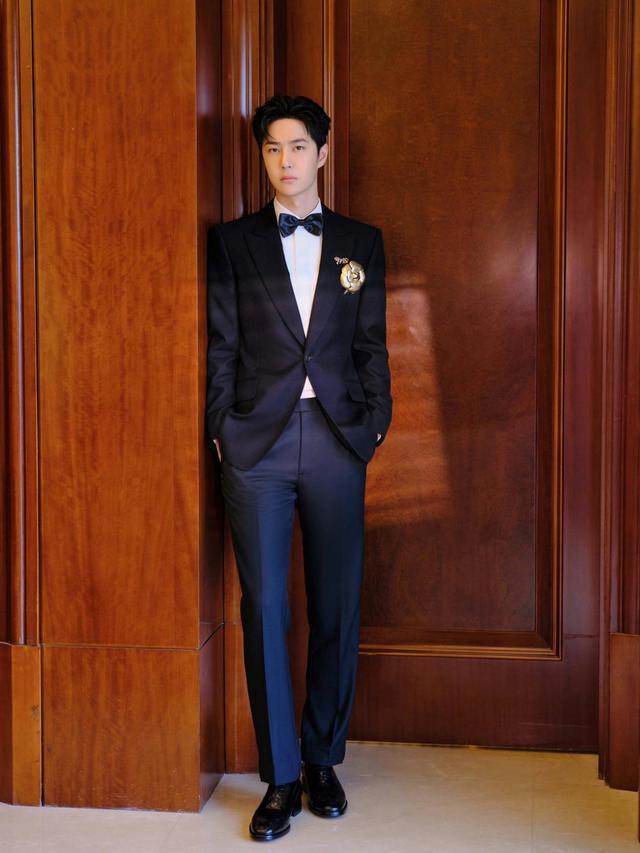 1,王一博打破"常规",穿西装配运动鞋亮相活动,造型简洁帅气