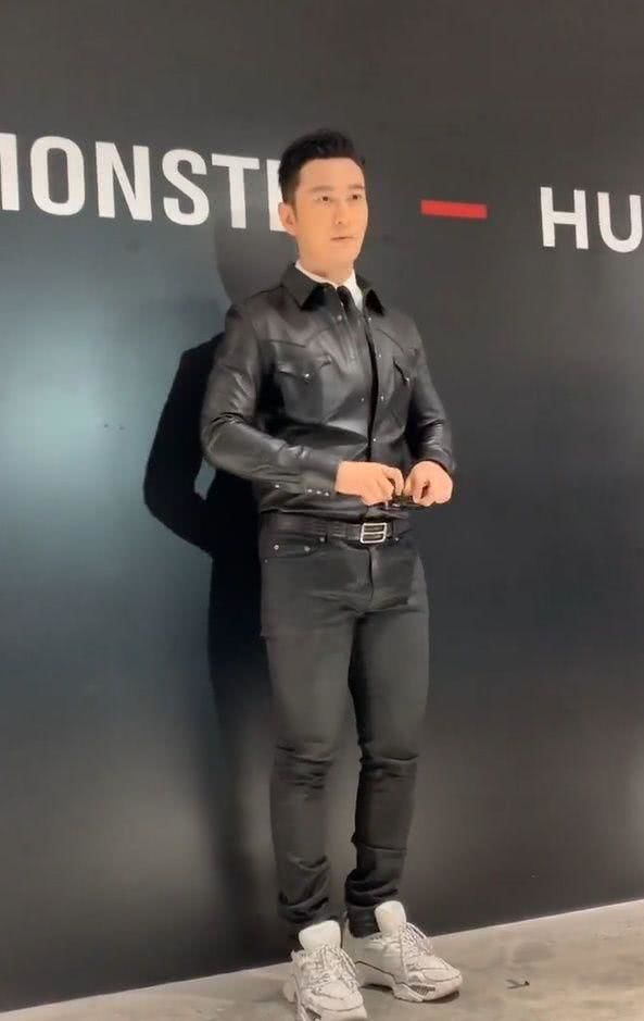 自称有180的黄晓明,大胆穿"增高鞋"出席活动,可这腿依旧短粗_鞋子