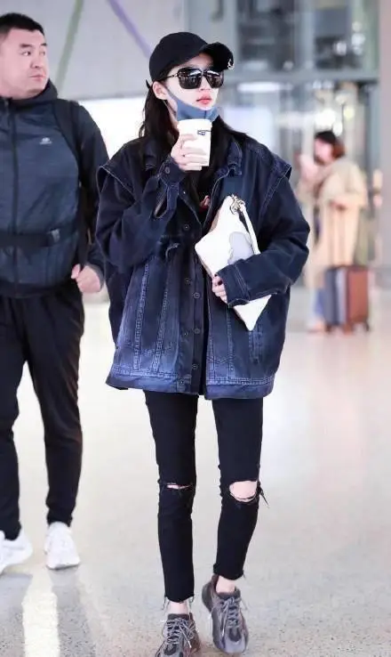原创关晓彤最新机场照牛仔背心牛仔裤运动休闲22岁肤白红唇太惊艳