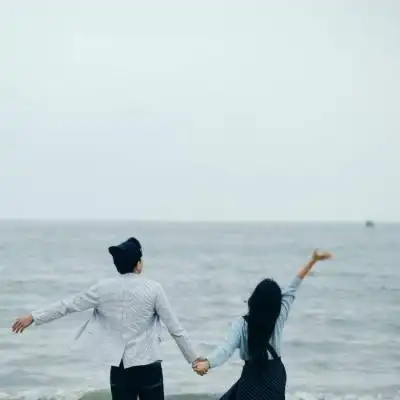 情头cp可爱幸福一男一女两张一组 内容简介 一组海边情侣背影头像图片
