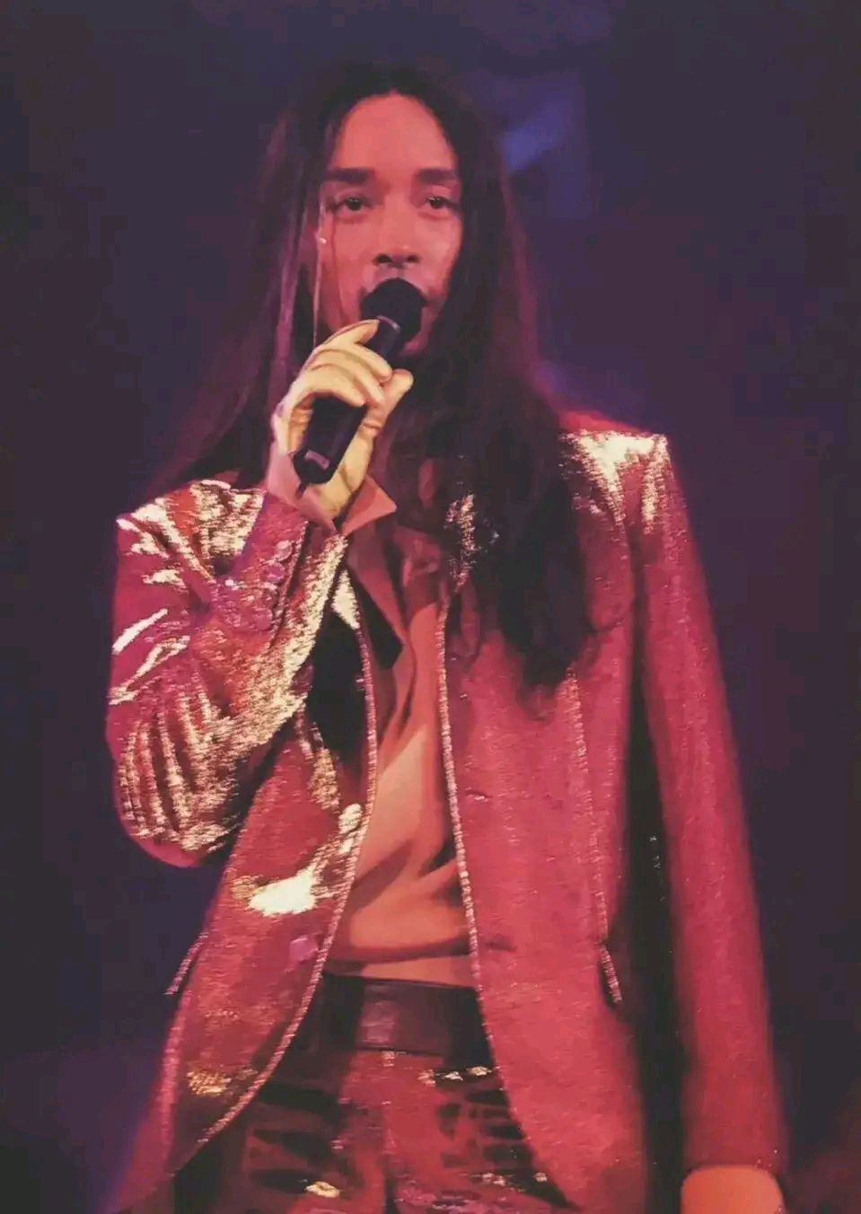 张国荣热情演唱会的服装好酷哦[爱你][爱你][爱你]今天看到朋友们刷屏