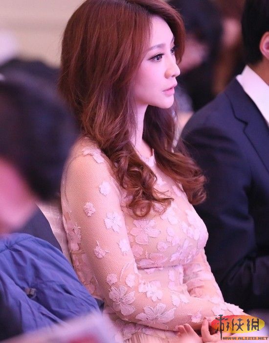 柳岩:为啥你的胸忽大忽小 到底是闹哪样啊?