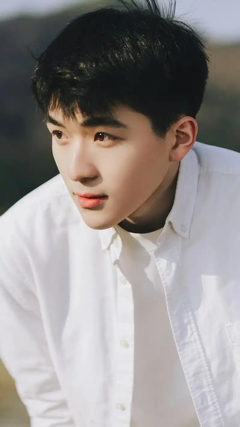 春日阳光下的白衣少年92男生写真.