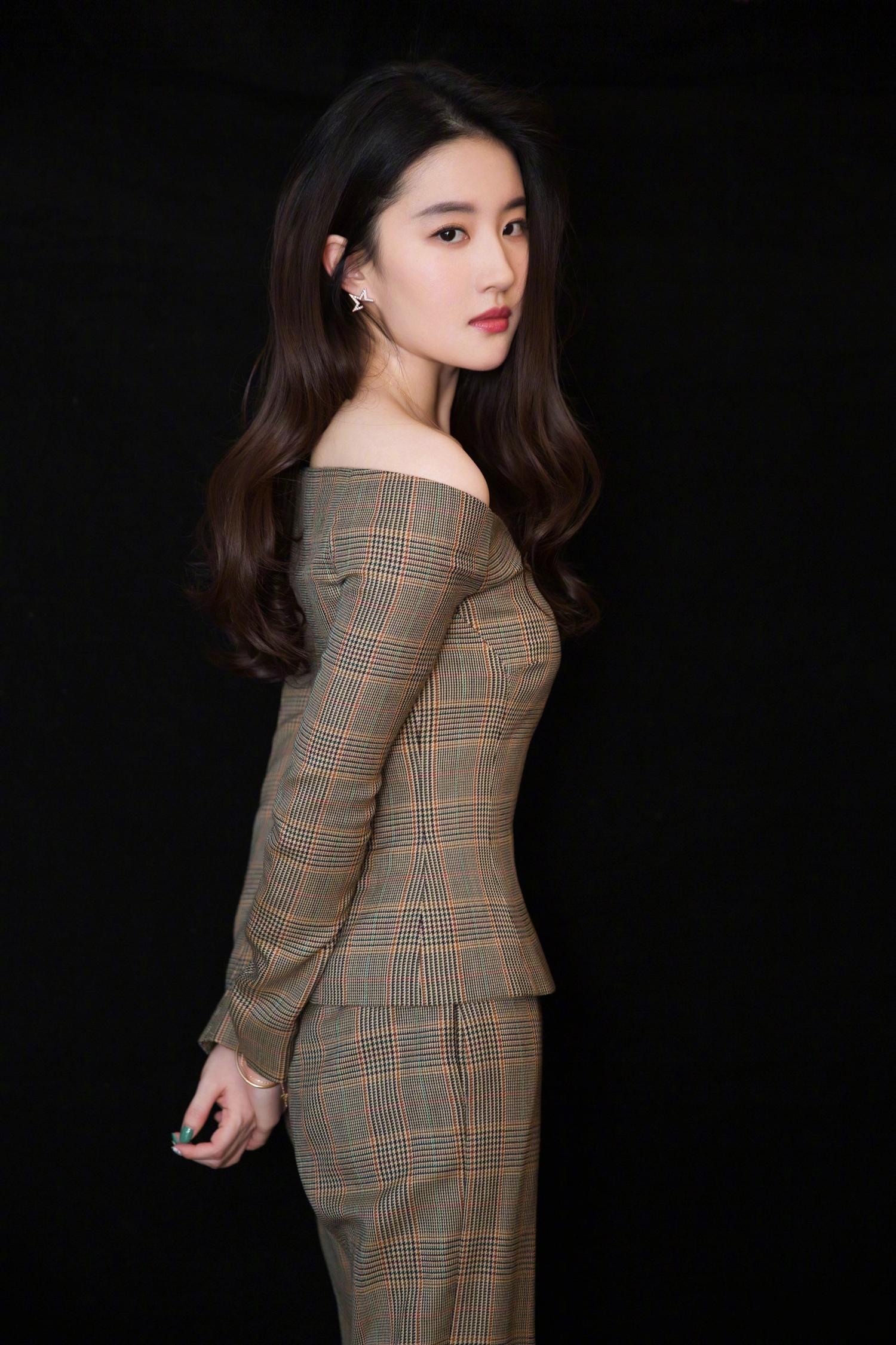 p>刘亦菲,1987年8月25日出生于湖北省武汉市,华语影视女演员,歌手