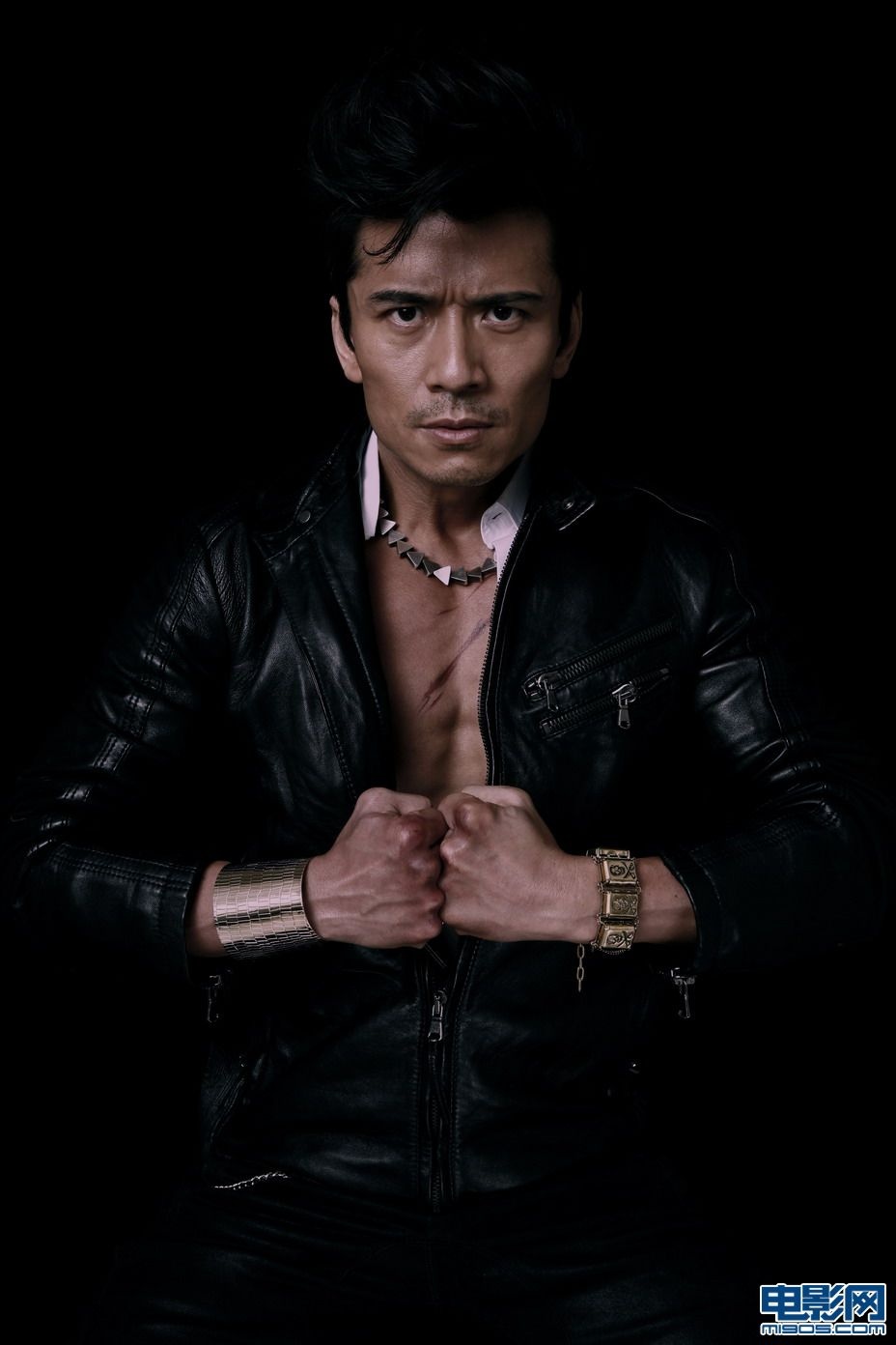 唐文龙硬汉造型拍杂志 眼神犀利尽展狂野魅力