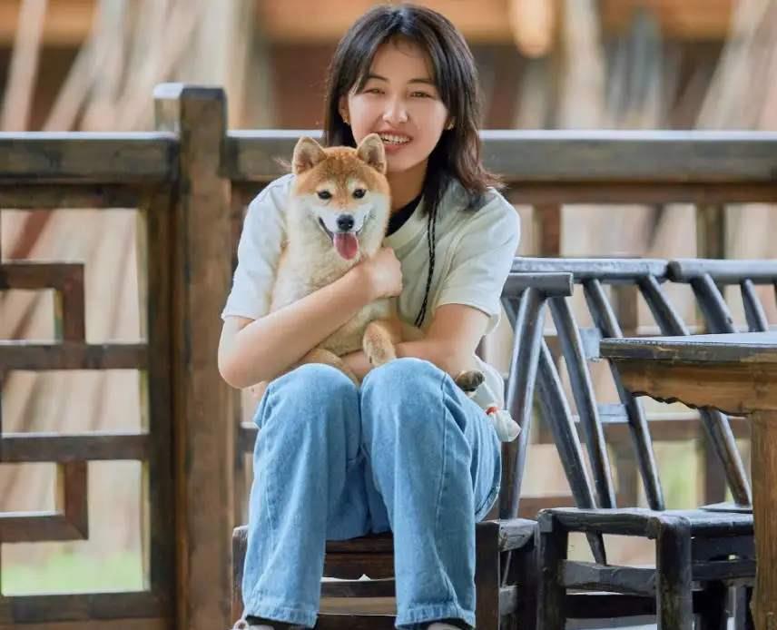 由于子枫年龄最小,大家都宠溺地称呼张子枫为"妹妹",黄磊和子枫一起