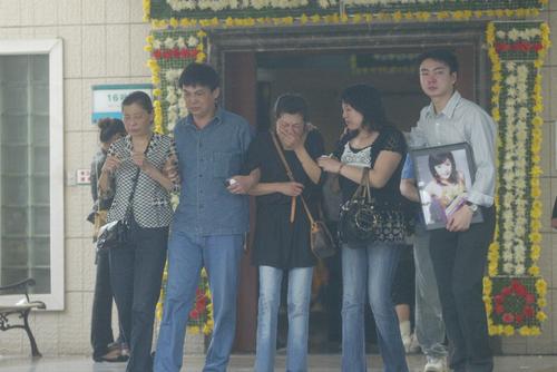 谭静离奇坠亡母亲否认自杀 好友欲查明真相(图)