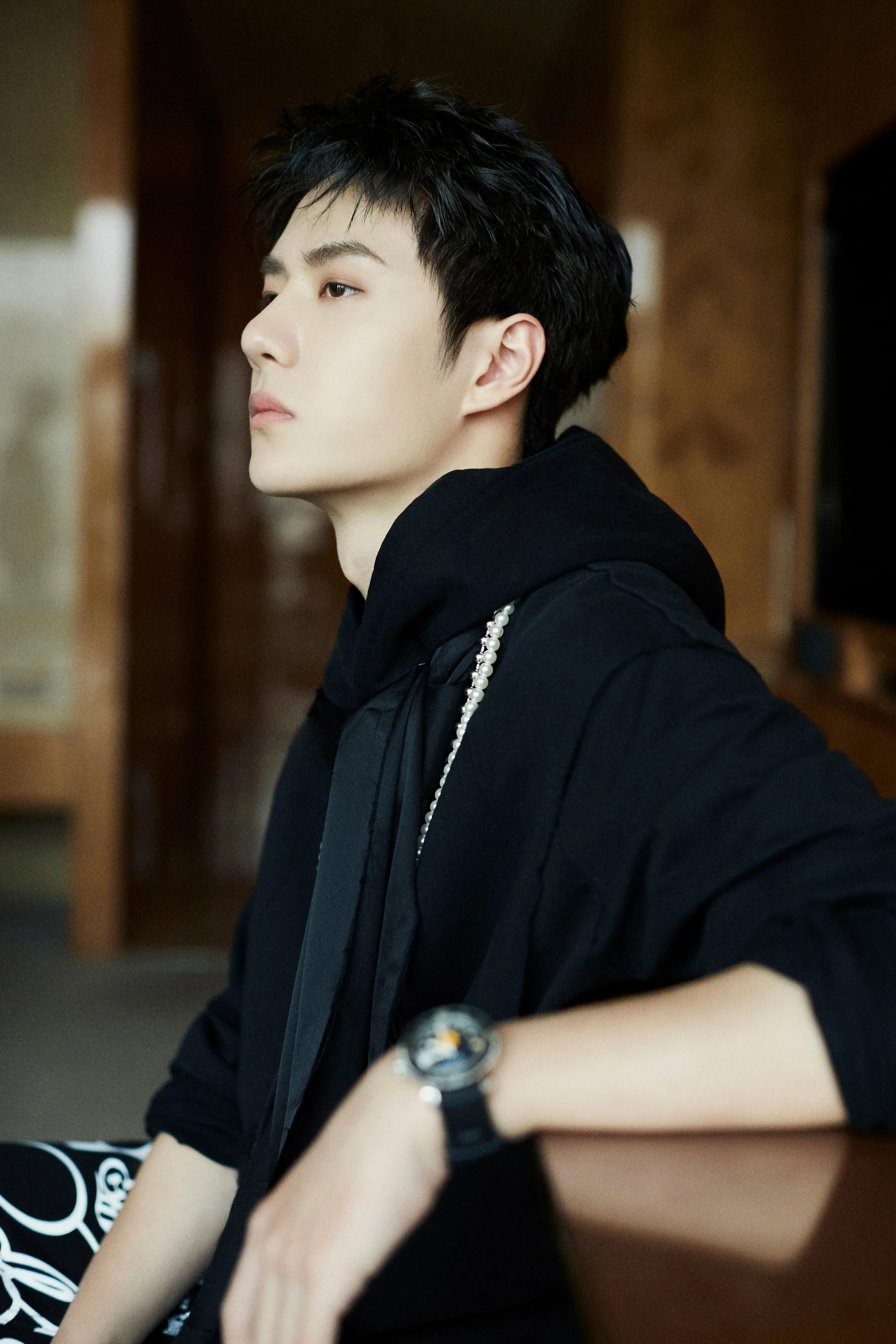 关于明星的说说王一博配图「霸气」 _qq说说网