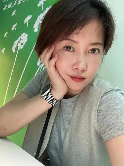 翻看手机,发现不像以前那样随便翻一翻都是自己的照片,无论是自拍还是