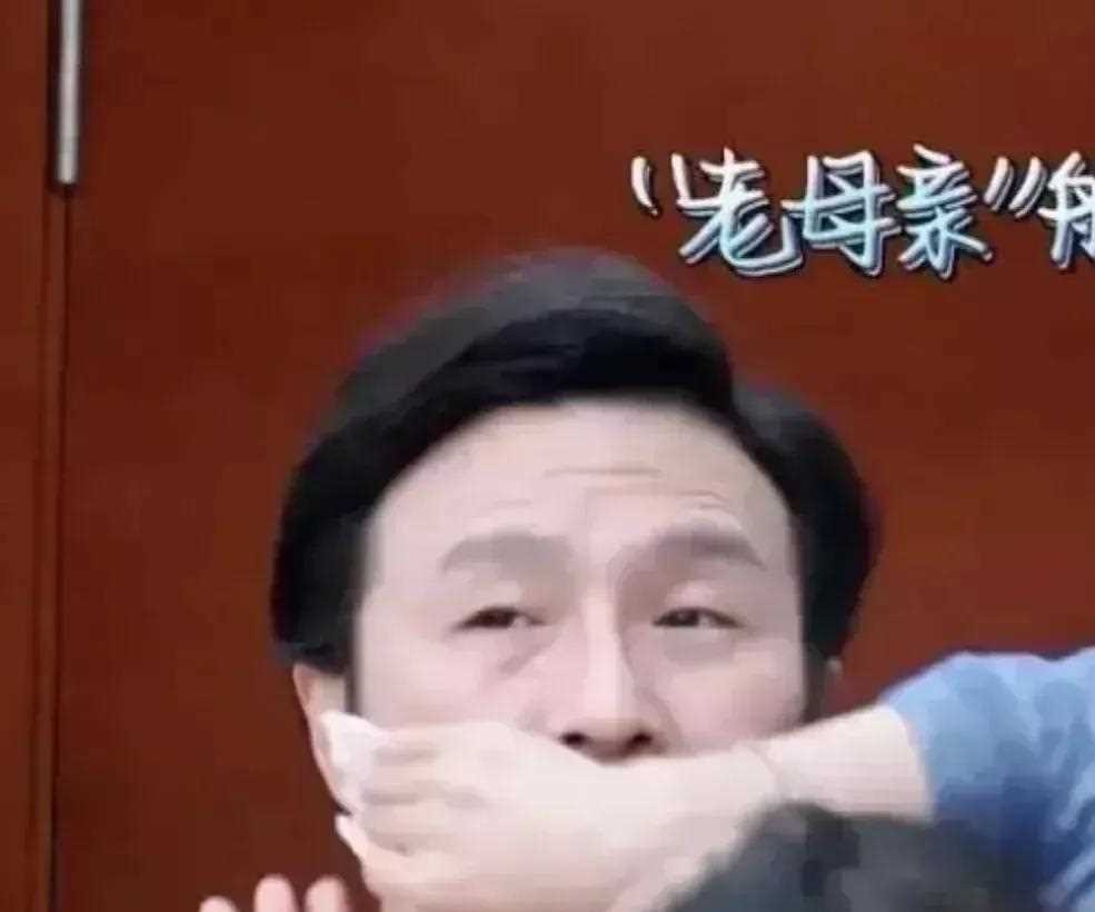 不得不说汪峰摘掉眼镜后,气质马上变了,之前的霸气荡