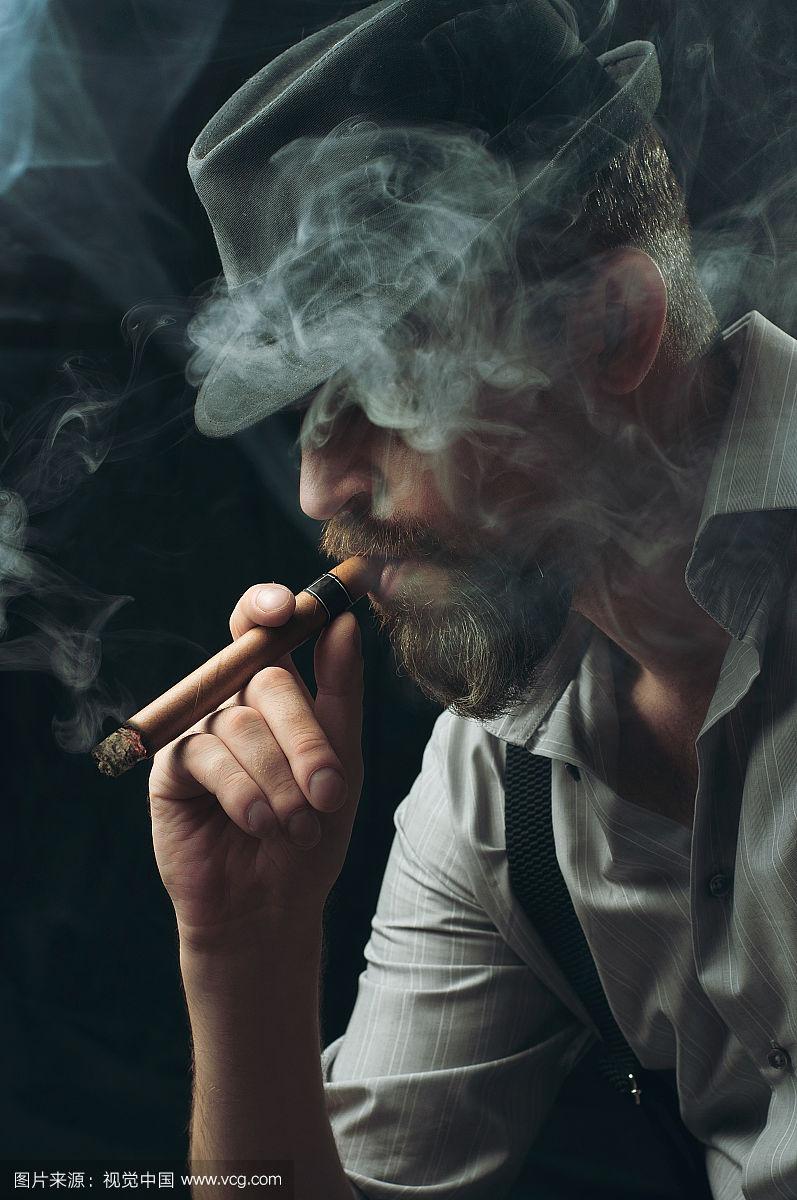男人抽雪茄