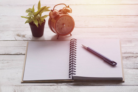 笔记本和闹钟图片