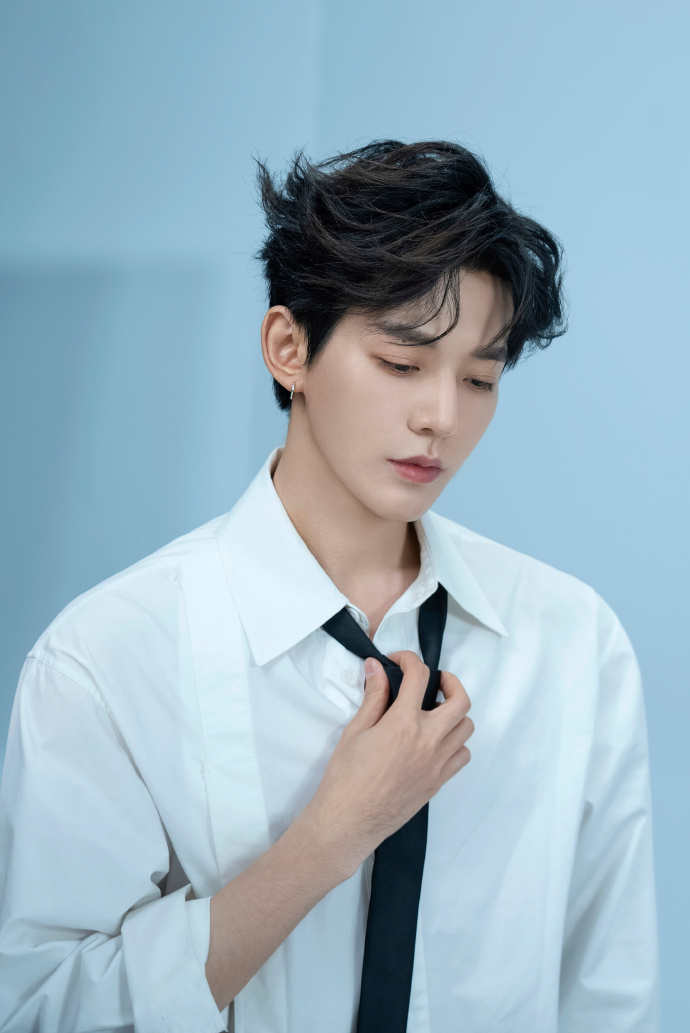 邓为白衬衫扯领带