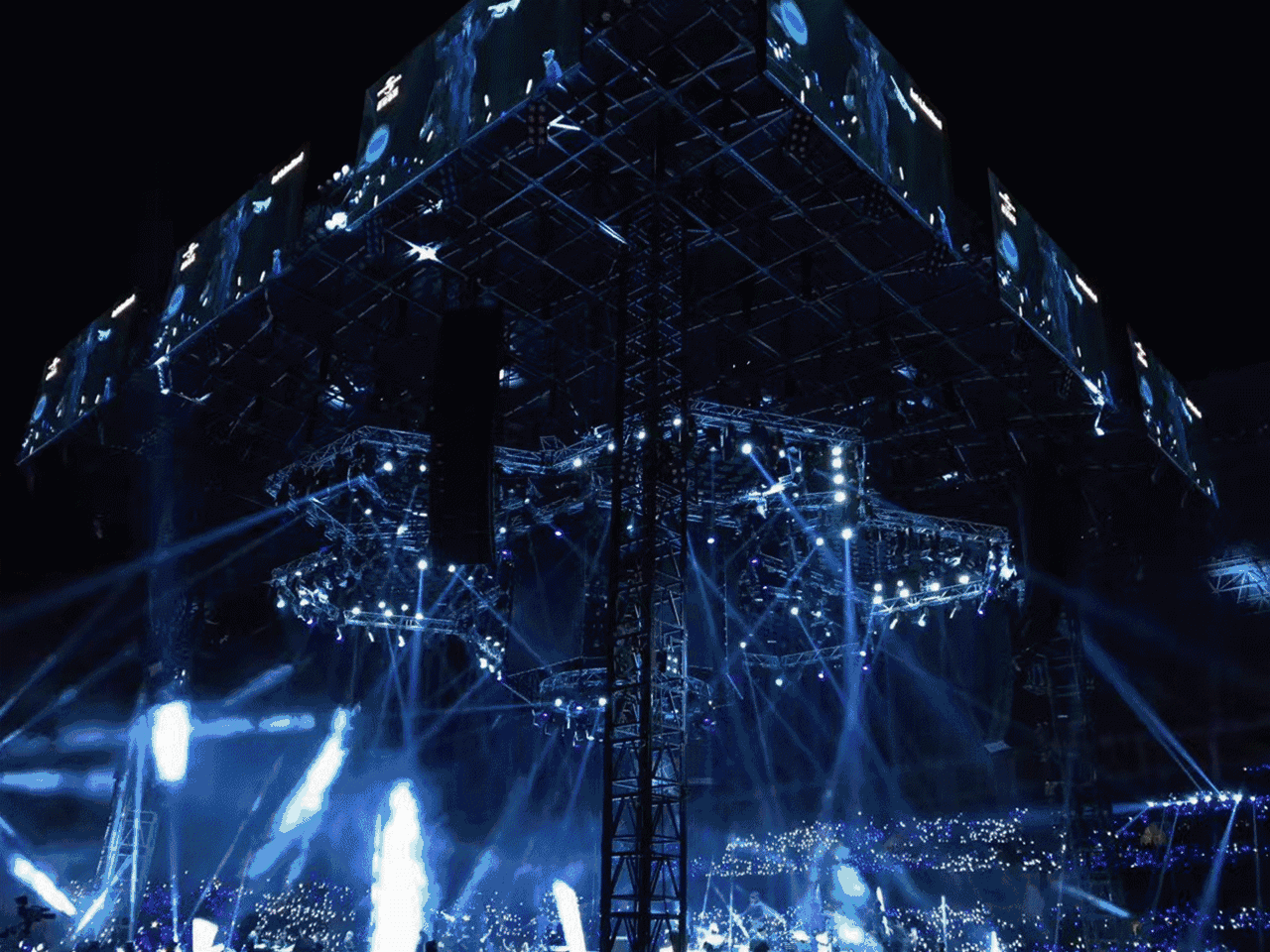 不请嘉宾长达6个小时的演出现场连续两晚(演唱会现场气氛