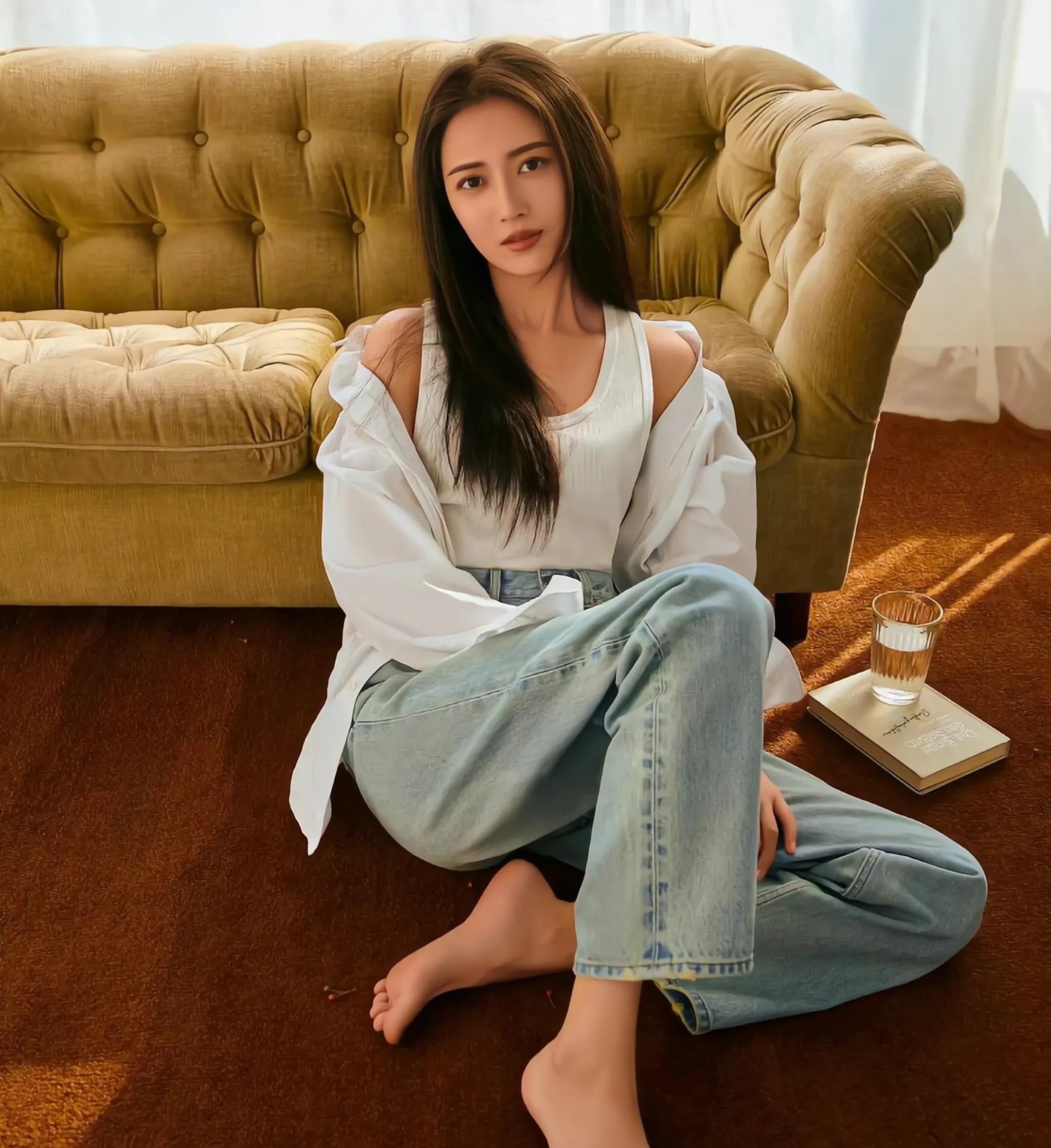 陈钰琪,1992年出生于中国四川省,身高165厘米,体重46公斤.