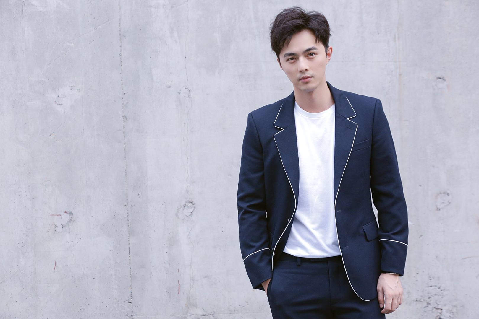 叶祖新亮相活动格调十足西装养眼