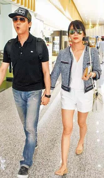 陶喆1日晚,牵妻子的手现身机场