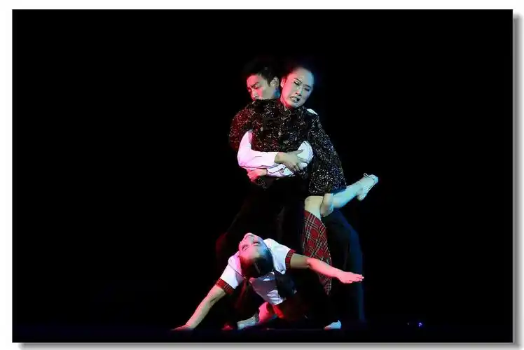 【山东青年政治学院舞蹈系2010届毕业生汇报演出】---三人舞:南京!