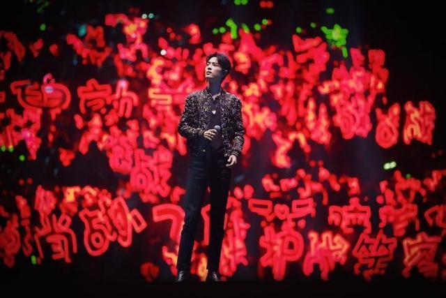 这一幕发生于2020年,彼时的肖战整整沉寂了10个月,他惊喜现身星光大赏