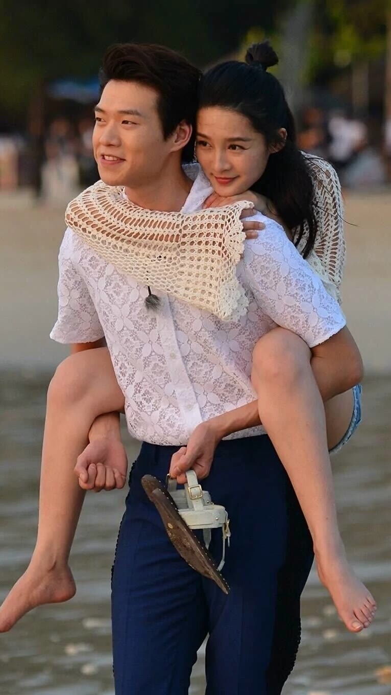 李沁魏大勋同游海边,两人就撒狗粮吧!"清新"cp甜得要命,齁甜