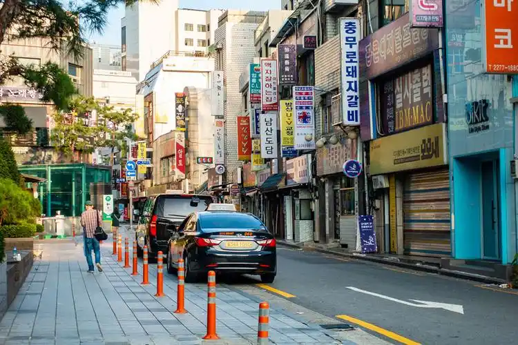 清晨时分的韩国首尔忠武路附近的街头景观