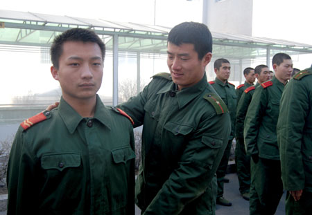 追300米 武警"顶膝锁喉"擒劫匪