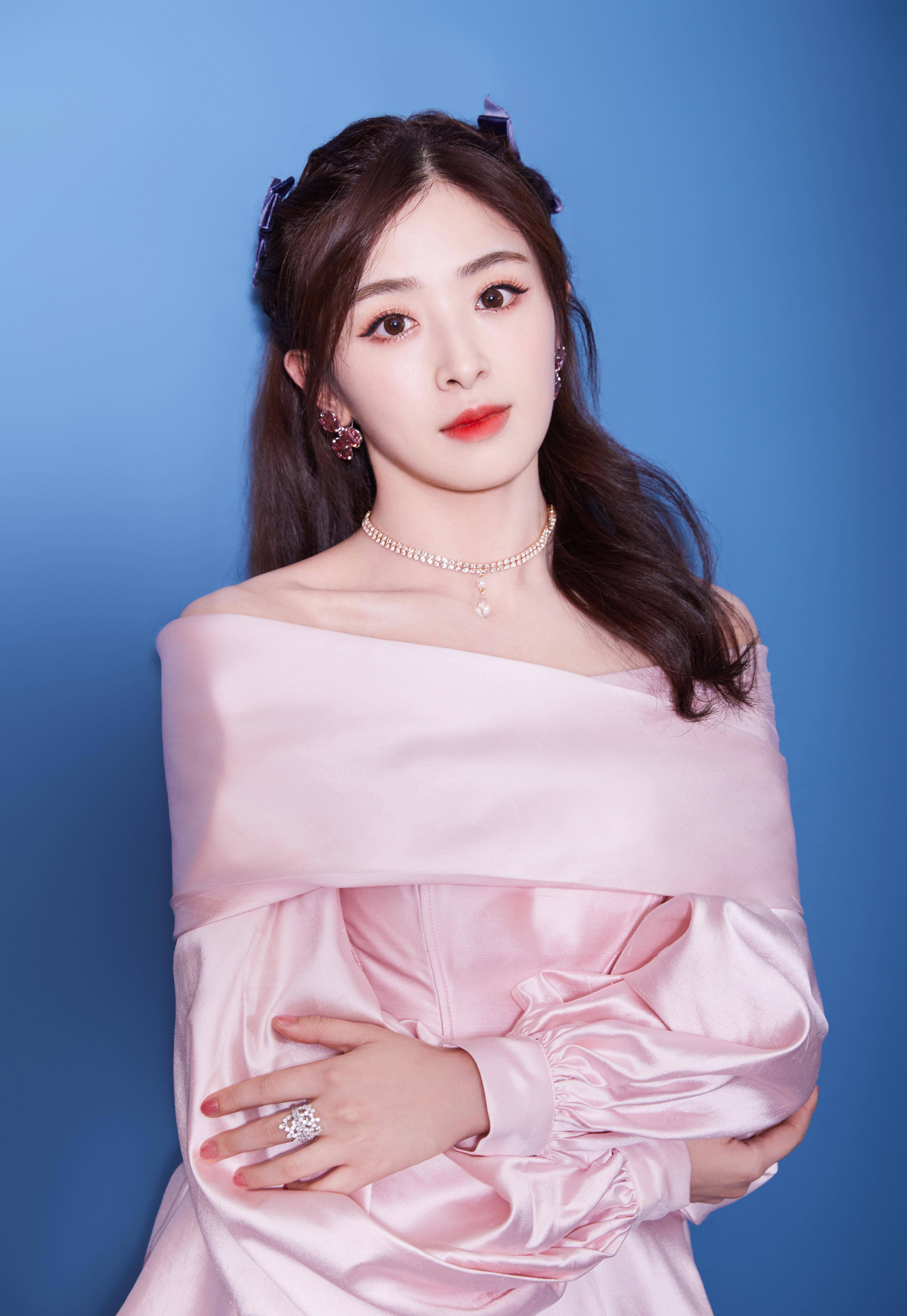 张含韵电视中秋晚会出镜采访,离开美颜后,这状态和颜值我羡慕了_姐姐