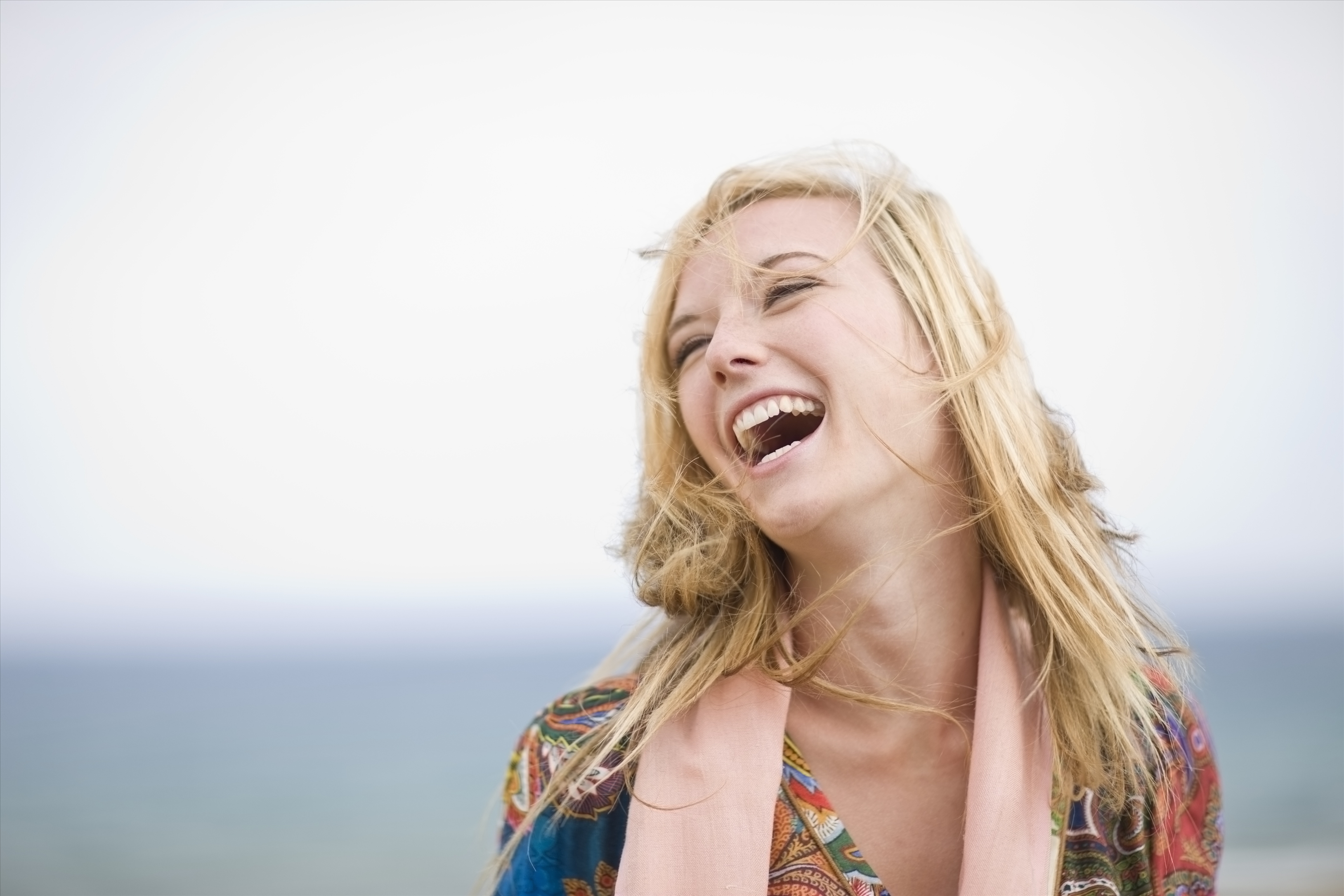 日语敬语 → reírse a carcajadas哈哈大笑 相同的意思,还可以用"