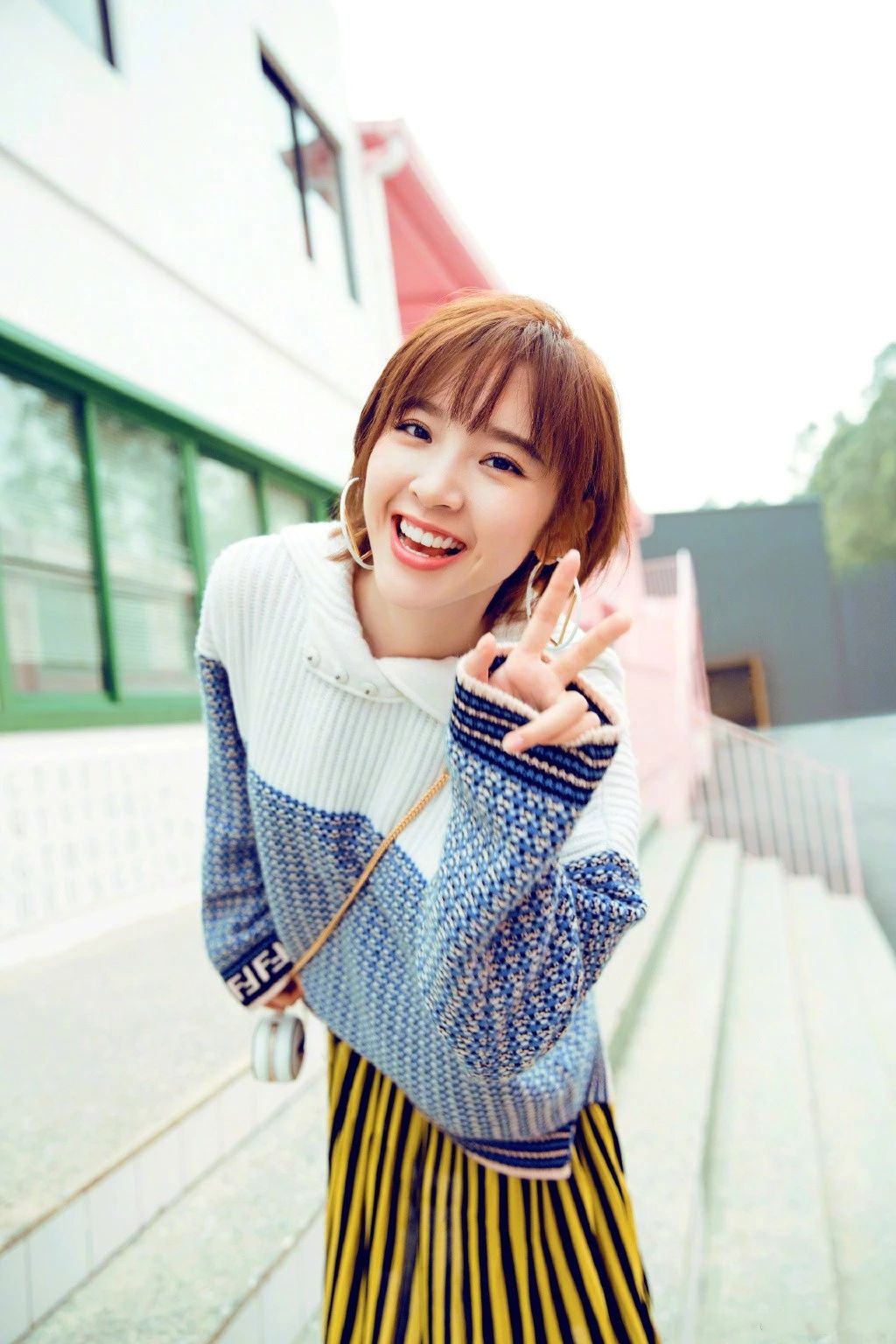 唐艺昕穿白色抹胸礼服配短发太甜美,网友:张若昀真是太幸福了!