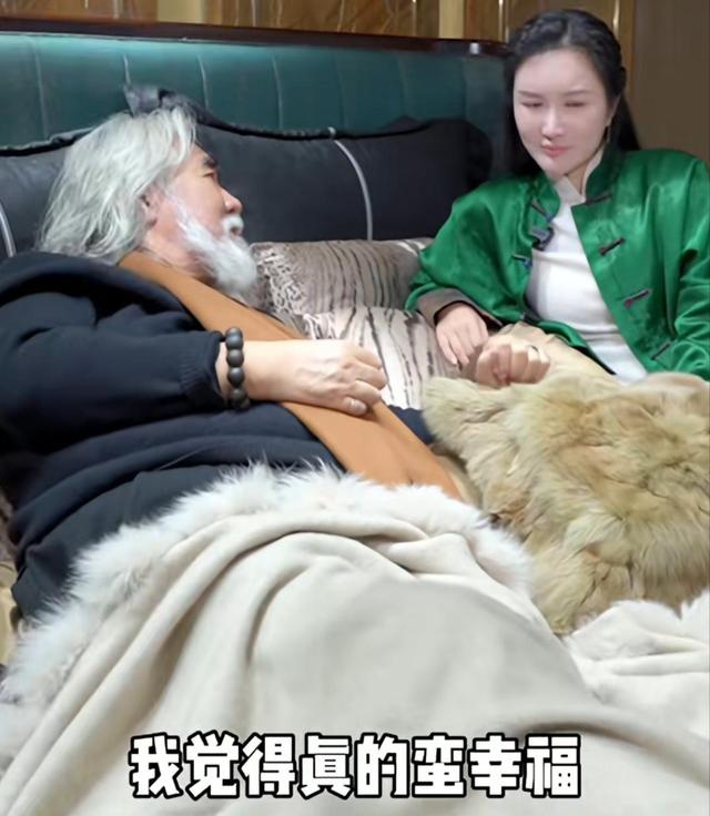 张纪中杜星霖躺着合拍,面对恶评很坦然,回应婚变显理智