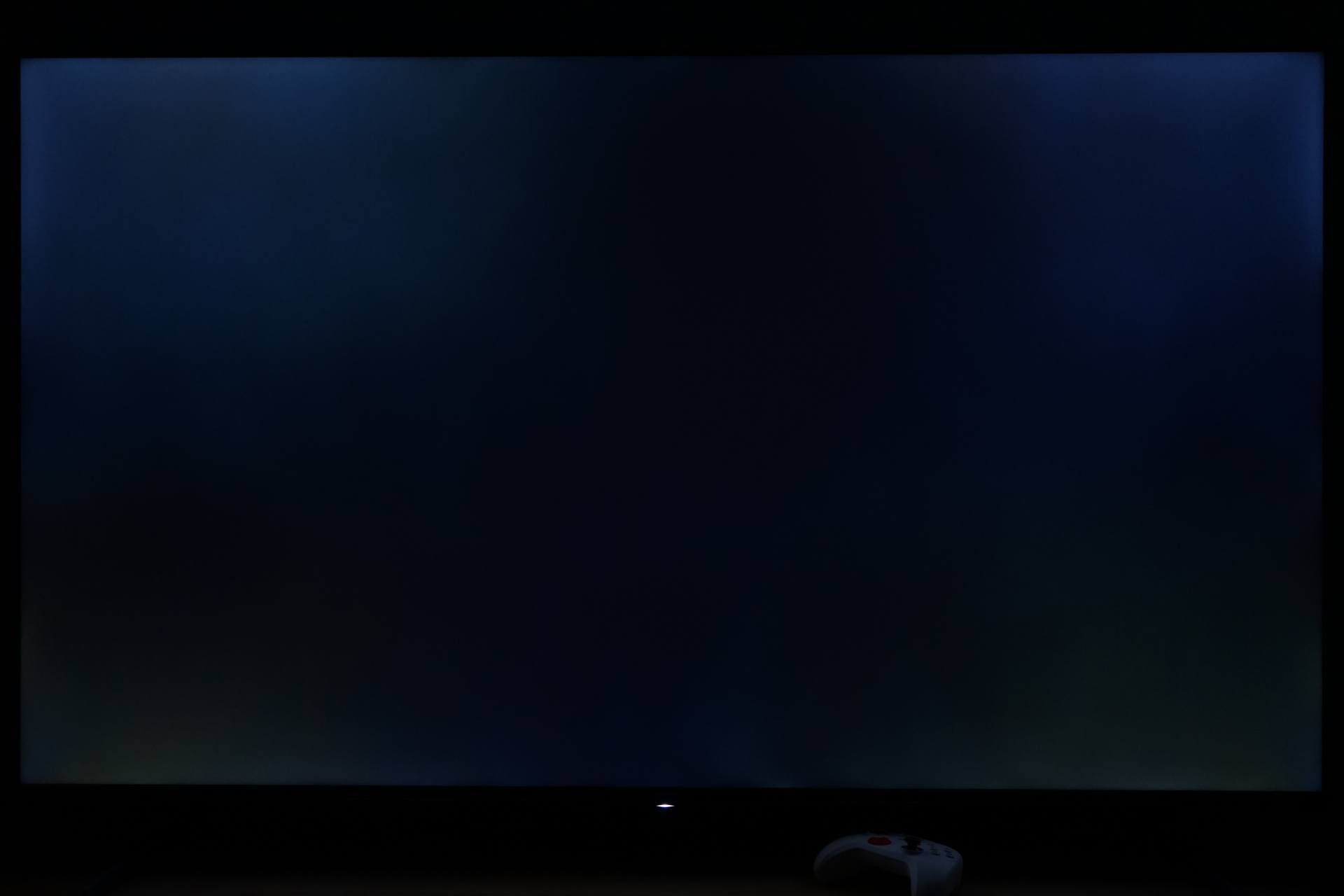 快门 1/5,iso 1000,光圈f4的参数下,拍摄纯黑背景的电视如下.