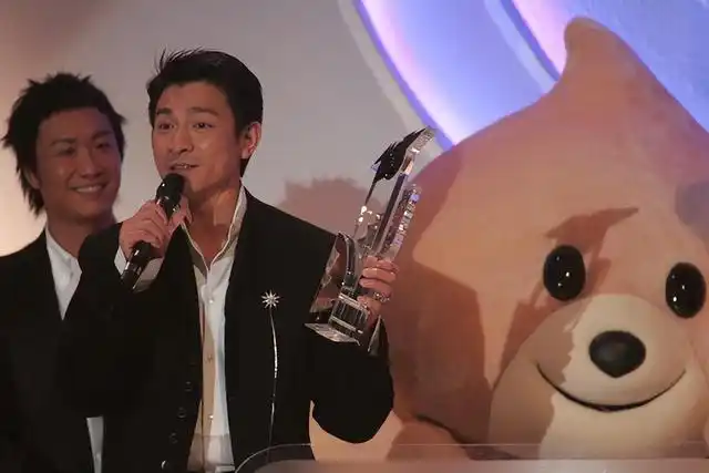 不会演农民就不要演了!刘德华,梁家辉"土得掉渣"却堪称一绝