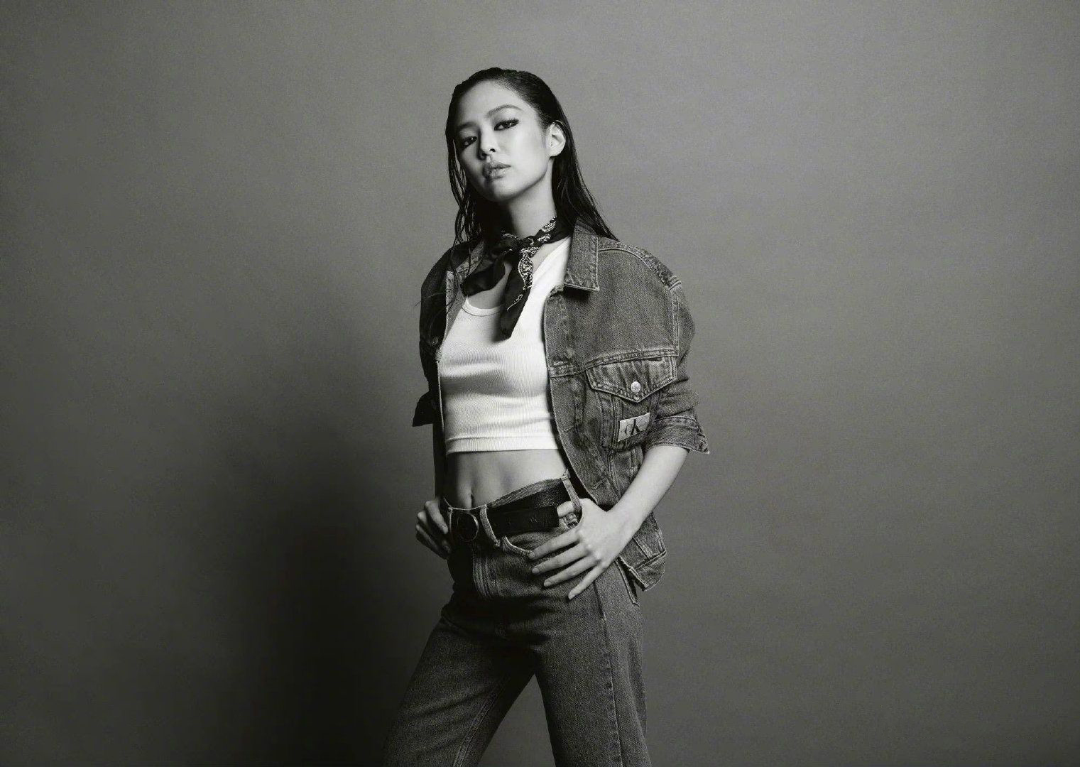 jennie与ck合作再次展开,在最新的时尚大片中,jennie金珍妮身穿ck内衣