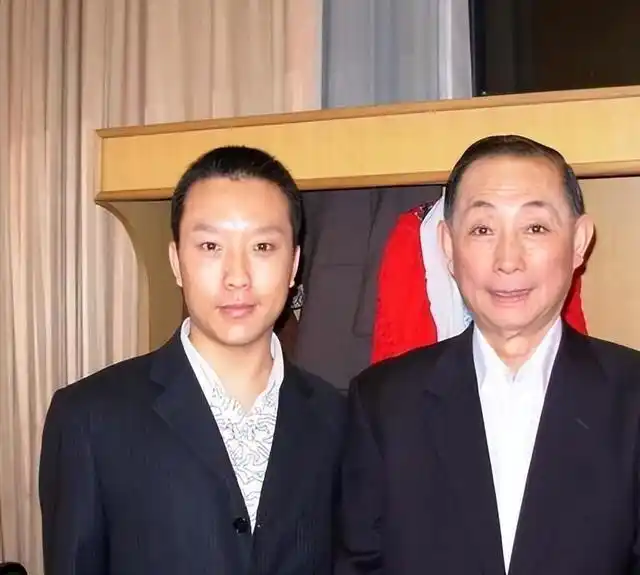 但李玉刚呢,他好像就走上了一条不断尝试的不归路,总是使劲儿往京剧