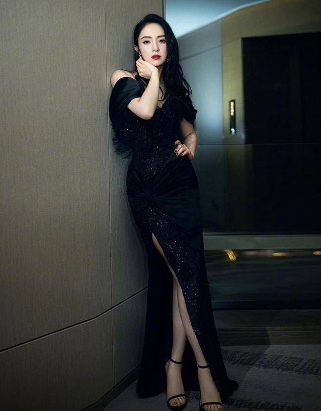 董璇加盟浪姐后首现身穿呢子衣配半身裙1米1大长腿惹人羡