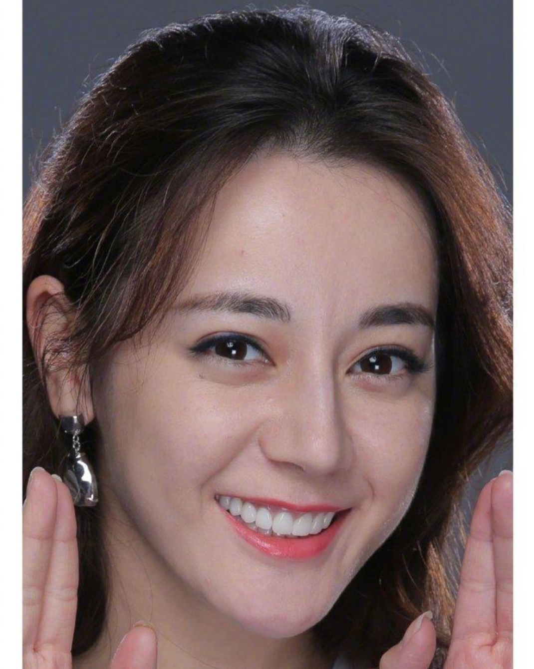 迪丽热巴这个状态很好了呀!没必要尬黑吧!虽然没有精修加高p图