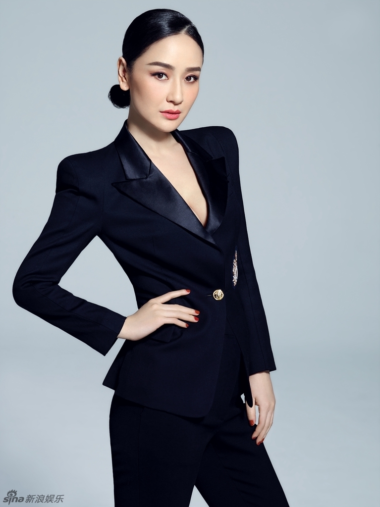 组图:孙宁穿制服干练出镜 胸口开深v性感妩媚_高清图集_新浪网