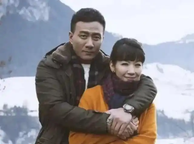 演员胡军喝酒喝来个老婆结婚22年零绯闻