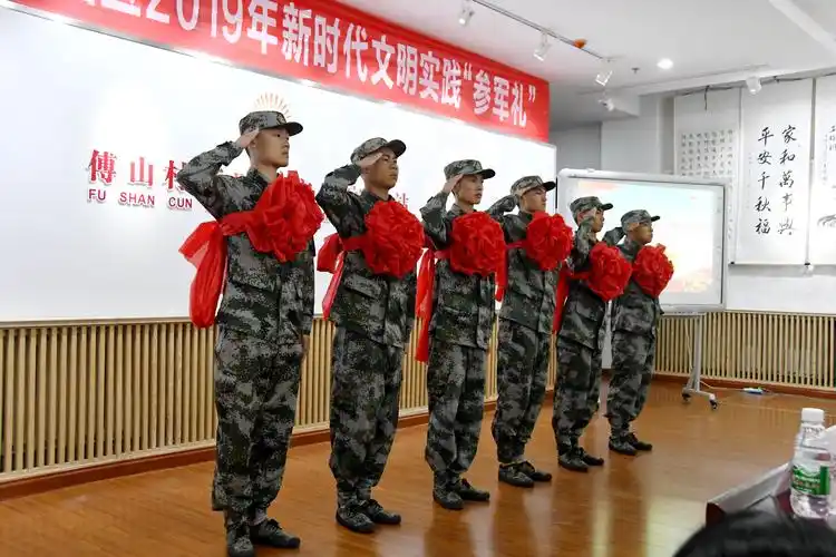 行一个庄重的军礼,感谢父母恩.