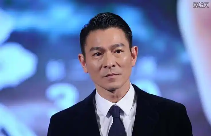 刘德华如今刘德华已经61岁了,但是他还没有退休,仍然在在舞台上发光