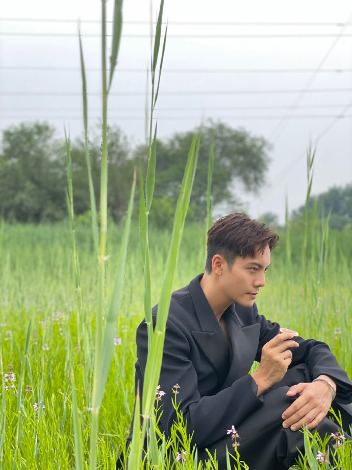 陈伟霆原野灯火露营大片##陈伟霆时尚先生八月刊封面