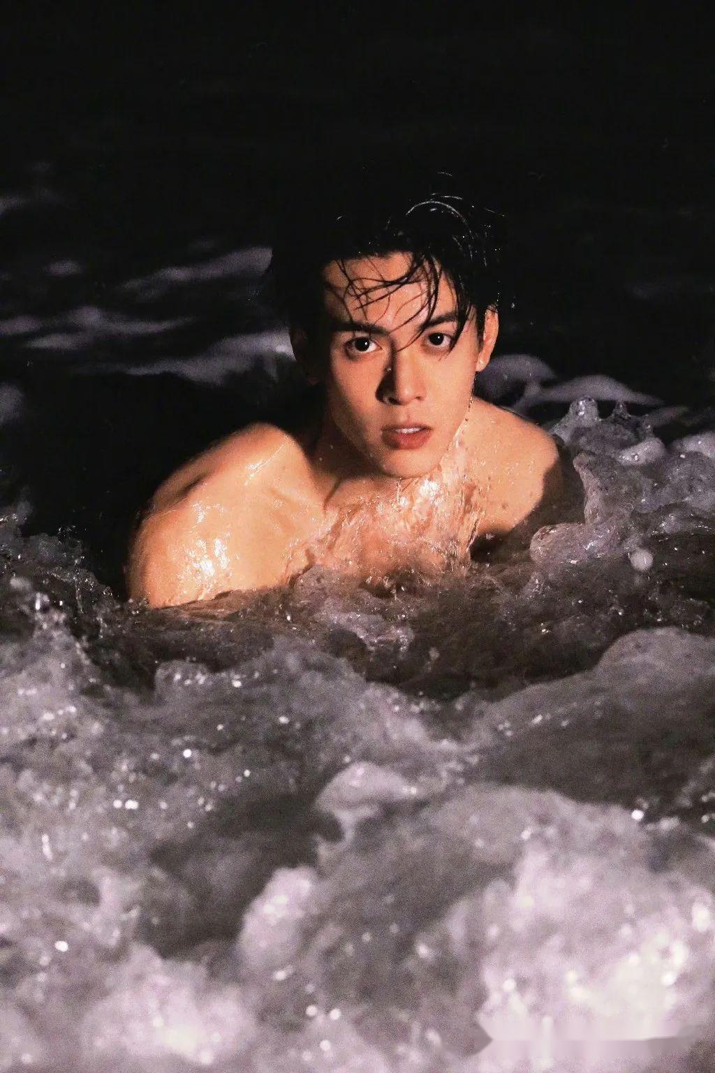 光是平时穿衣服就能看出他的手臂线条,曾舜晞还有线条很美的八块腹肌