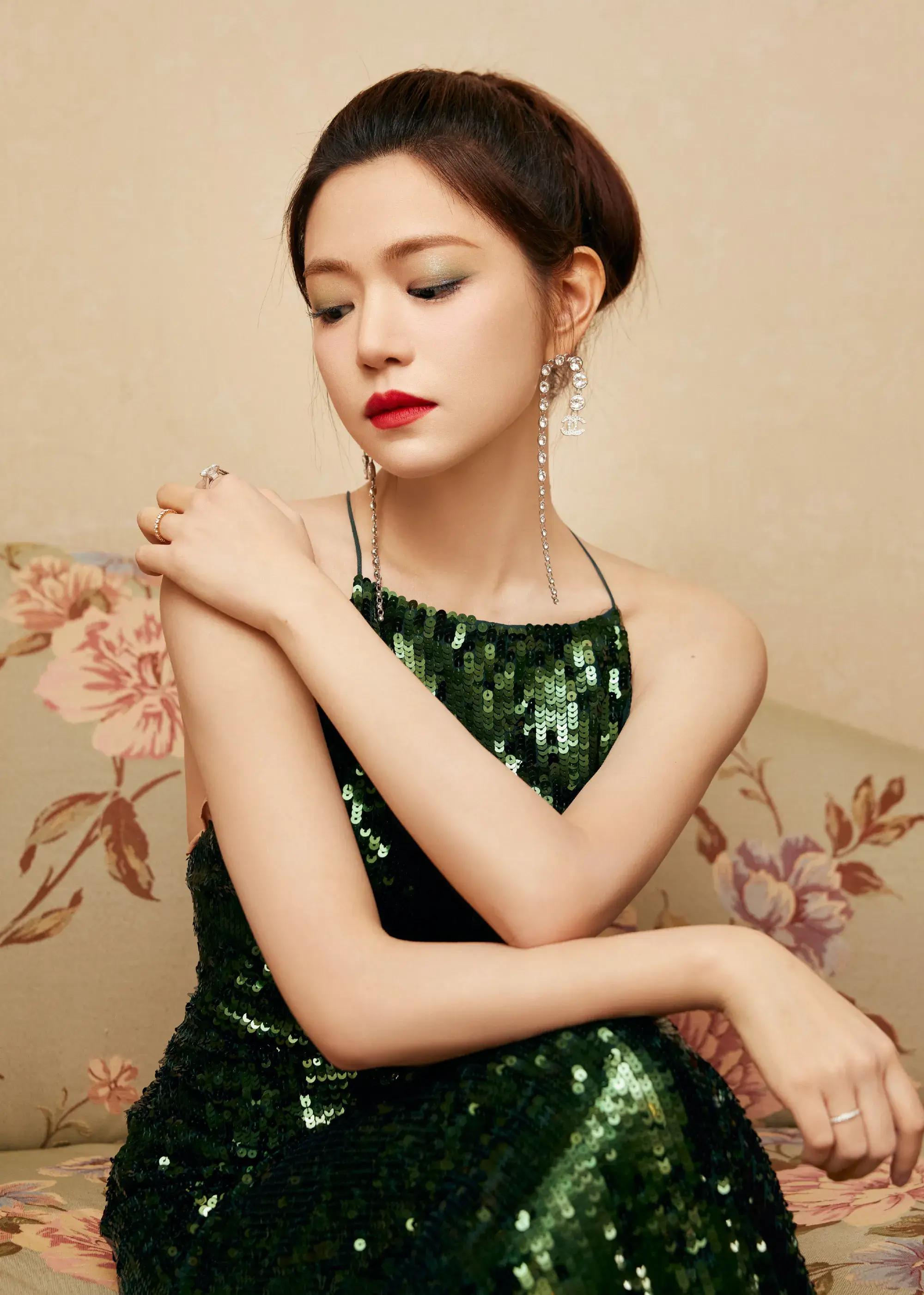 厦门机场偶遇陈妍希,打扮休闲和红毯绿裙大不同,素颜暴露真实_礼服