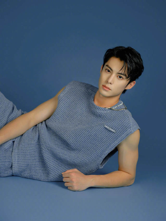 王鹤棣运动风造型写真曝光 洋溢青春活力荷尔蒙_影视资讯网明星报道