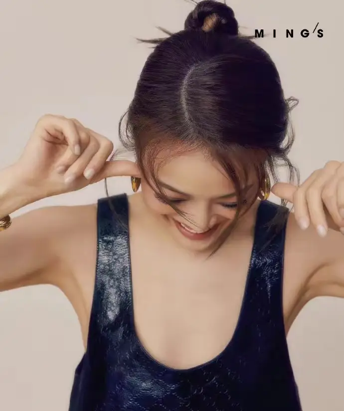 容祖儿美背惊艳,笑容撩人!时尚封面展现无双魅力_高跟鞋_白色_照片