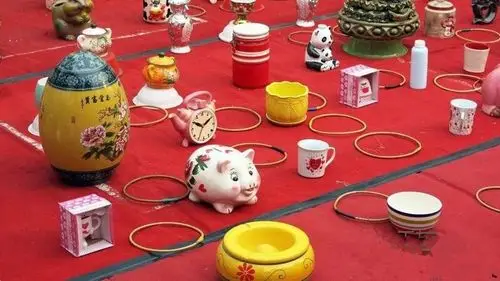 庙会怎么能少了套圈游戏呢?