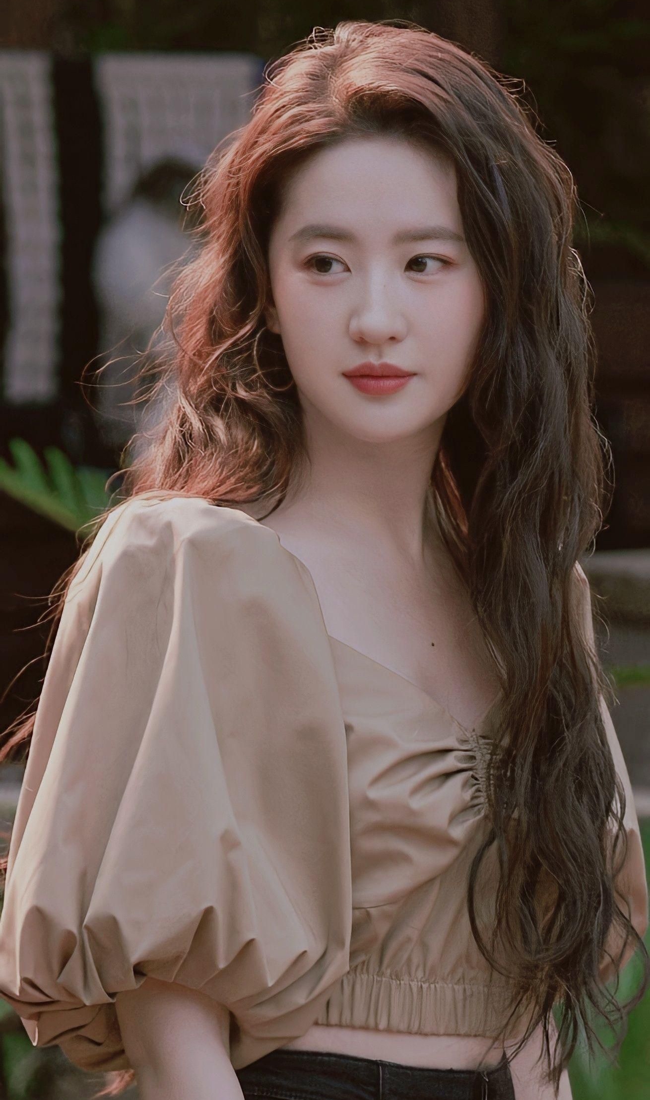 刘亦菲长发飘飘优雅恬静写真,肤白貌美,楚楚动人!