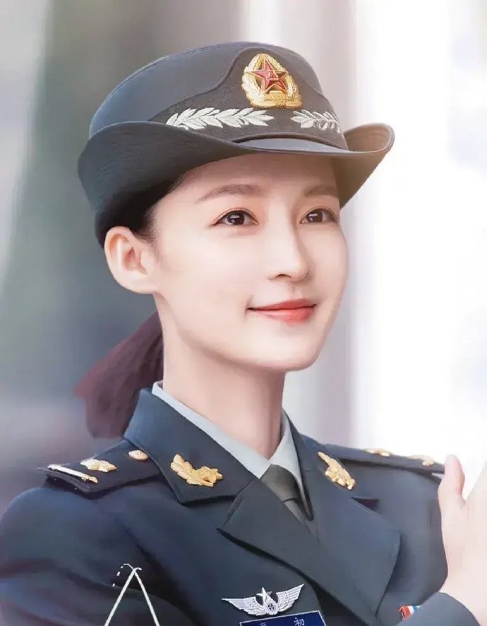 女明星们穿军装的样子